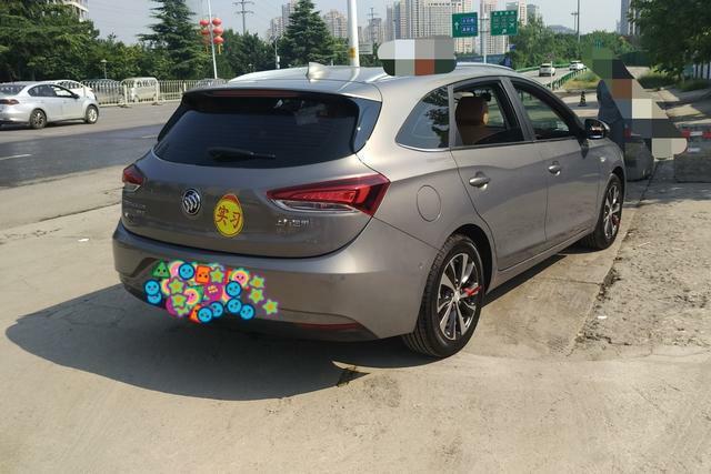 购车总价 | 裸车价10.59万，整体性价比是比较高的，配置什么的都比较齐全
同级对比 | 也同时试驾了高尔夫，感觉阅朗的舒适感要比高尔夫高，开车的时间比较长还是要以舒适感为主
驾驶体验 | 动力还可以，是比较充足的，超车也很轻松，方向盘还挺轻的，比较适合新手开的容易上手
颜值 | 外观很有型，车身框架和线条看起来很利落，车漆的只很不错，很亮
油耗 | 平常喜欢带着家人去自驾游，所以经常走高速，高速的话油耗不高在6.5左右，油耗还是比较满意的
