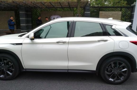 英菲尼迪qx50-裸车价33.38 万  
落地价 38.31万  
#同级别PK：奔驰GLC 200 4MATIC与这个，在两款车之间犹豫了挺久，大奔驰一听牌子更有面子，英菲尼迪毕竟是不那么普及的略小众点的牌子。后来感觉不能那么随大溜，我觉得也有道理，于是就提了QX50。
#外观霸气撩人：作为颜控的我们俩，不入眼不拉风的根本不在我们的考虑范围内，酷酷的车前脸和流线型的车灯，一下子就击中了我的小心脏啊。
#内饰奢华性感：外观那都是做面子工程的，里子才是真真为自己舒适度考虑的。我特别喜欢方向盘的手感和座椅的