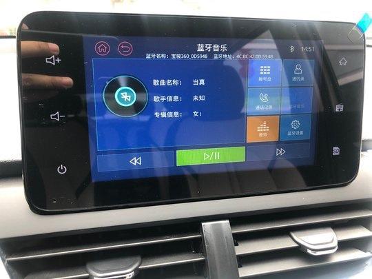 宝骏360-购车总价 | 车身75800，当时没有什么优惠。分期的话就有贴息政策 。不过我们还是选择的全款，下来加保险报牌购置税，九万多一点点 。
故障吐槽 | 对于有洁癖的人来说，车子的异味真的难忍受，虽然只是一点点轻微的，刚买来那几天，开着也是不舒服，小儿子不懂老是说车上有人放臭屁，哈哈，被他笑死了，所以基本上都是开着窗通风，然后放些柚子皮，味道慢慢的就散了。还有就是正常座椅没有放平的情况下，后备箱有点小，不过没有两全其美的事情，前排空间想要舒适就要舍弃后备箱的空间，不过空间都可以灵活运用就是了，平时