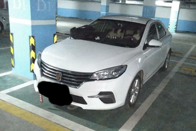 购车总价 | 裸车买的72000。平常作为代步车，这个价位的性价比很高
同级对比 | 买车前，也关注了帝豪，荣威的外观设计我更加喜欢，比较稳重大方
空间 | 平常都是媳妇在开作为代步。主驾驶空间是够用了，后排跟后备厢空间也不错，不过平常也没有什么东西要放。
内饰 | 内饰设计比较走简约风格，做工一般，材料也就那样，不过塑料的味道比较大，花的钱在这摆着呢
油耗 | 一般都是媳妇儿上下班在市区开，所以红绿灯是经常遇到的。但是媳妇儿开车比较稳，所以综合油耗在八个油左右。其实还是有点偏高的。
