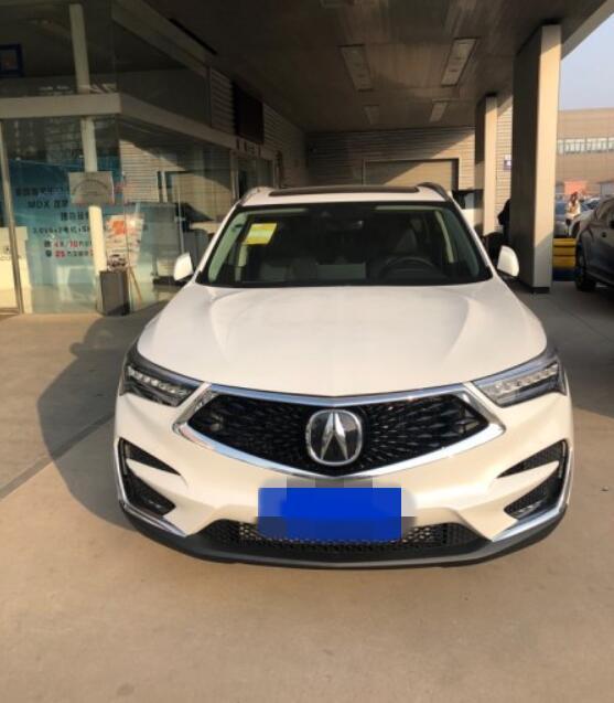 买车之前一直都在讴歌RDX与英菲尼迪QX50之间纠结，同是日系车，价格也差不多，一时间还真是有点儿不好选。但最后从个人审美角度，还是觉得讴歌更漂亮一些，所以就以裸车价38.98万提回家中。
空间：讴歌RDX在空间方面没什么好说的，用一个字来形容那就是大！我185的身高不管是前排还是后排都妥妥的下，还很宽松，同级别车型当中这也是大哥级别的了。
内饰：坐进去的感觉就是特别有豪华感，尤其喜欢讴歌的这种中控设计，看着真心舒服，再加上全景天窗，视觉感受杠杠的。
驾驶体验：2.0T的本田发动机动力相当的足，只要你肯踩
