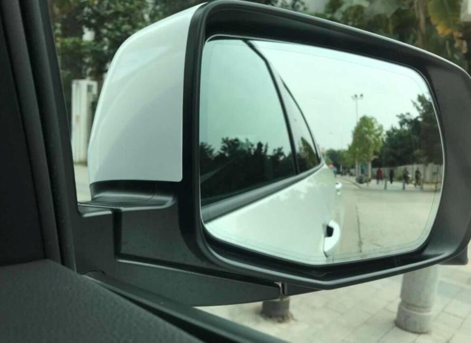 买车之前一直都在讴歌RDX与英菲尼迪QX50之间纠结，同是日系车，价格也差不多，一时间还真是有点儿不好选。但最后从个人审美角度，还是觉得讴歌更漂亮一些，所以就以裸车价38.98万提回家中。
空间：讴歌RDX在空间方面没什么好说的，用一个字来形容那就是大！我185的身高不管是前排还是后排都妥妥的下，还很宽松，同级别车型当中这也是大哥级别的了。
内饰：坐进去的感觉就是特别有豪华感，尤其喜欢讴歌的这种中控设计，看着真心舒服，再加上全景天窗，视觉感受杠杠的。
驾驶体验：2.0T的本田发动机动力相当的足，只要你肯踩
