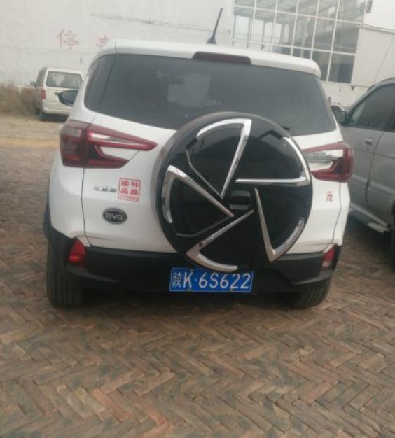 颜值 | 我觉得元的外观非常的高，并且也很有中国特色，前脸的棱角也不是很明显，显得比较圆润，看起来像个小胖子，有一种小巧的美。
内饰 | 车内的风格比较简约，并且居然还是软包，我觉得这个价位非常的良心，材料虽然不是很高端，但是手感还是过得去的，颜色也是我自己比较喜欢的，挺不错的。
驾驶体验 | 元的驾驶动力比较的一般，但是加速我觉得挺强劲的，换挡也很平顺，虽然起步有点慢，但是速度上来之后还是很不错的。整体的驾驶体验很不错，座椅的包裹性很好，避震也很不错，坐在车里的感受还是很舒服的。
同级对比 | 价格10