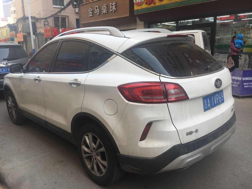 奔腾x80油耗很高百公里11个油左右,很费油的,这点在购车的时候没有考虑到现在有些后悔，这款车太费油了
空间挺宽敞，前后排都很宽敞，乘坐起来挺舒乘坐起来挺舒适的
动力不错，起步很快，加速反应也很快，超车什么的都不费劲儿，速度感挺好
80的内饰做工一般不是太细致，材质也不是很好，偏硬
外观上80样式很好看，尤其前脸很大气，跟大灯的结合很完美，没有什么可挑剔的
 总结80的优点在空间外观，还有动力上，缺点是油耗高，内饰做工粗糙。
