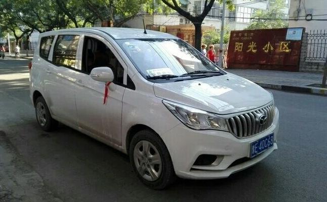 同级对比 | 其实我比较喜欢皮卡车，之前看的也都是皮卡车，大柴神就很喜欢，后来我小舅子给我推荐的英致，试驾感觉比皮卡好多啦，就定的英致。
购车总价 | 价格便宜裸车在4.6万，弄好之后也就是7万不到。可以接受的。
颜值 | 外观上其实要比皮卡更耐看一点，毕竟是上下班，也不是去工地，流线比较好，车头的时候也很大气。
油耗 | 跑过两次高速感觉高速上耗油比较厉害，百公里8个以上，平时刚在市区7个上下，还是挺省的。
