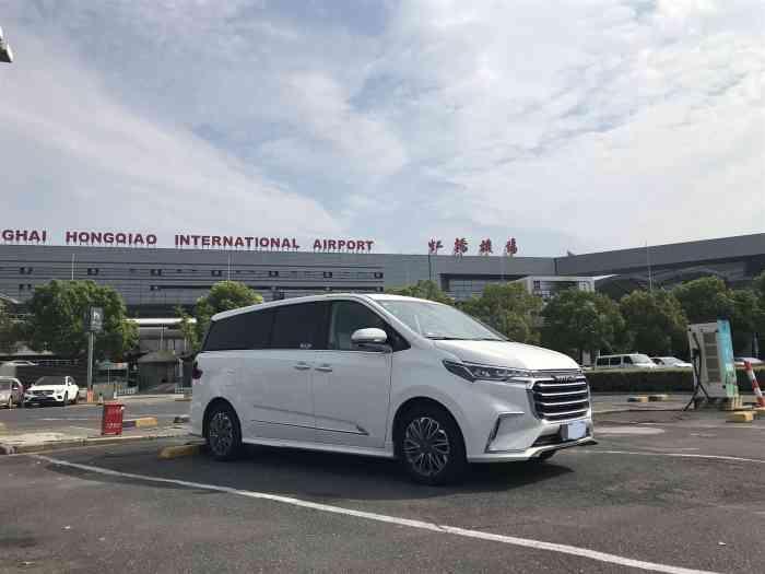 上汽maxus g20-颜值 | 外观说实话是真的好看，漂亮的LED大灯，科技感和时尚感兼具钣金白色车漆配合车身的设计显得档次很高，走在路上感觉很拉风。
购车总价 | 我是在19年5月份买的这辆车，当时裸车价花了我26万左右，下来一共花了27万不到，从买过来到现在还没有进行加装过，感觉优惠的比较少，还好在我的预期范围内。
同级对比 | 这辆车与价位差不多的18款唐DM相比来说，它的优势是车速可以高达200左右，上高速开着非常的爽，但是它的油耗对比来说有点高了，在9个油左右，其他方面还可以，基本可以满足我的