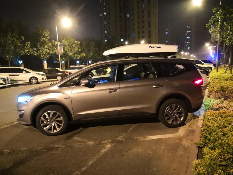 购车总价 | 裸车182800，加上7座1000元，爱享包5000元，一共188800，数字吉利，再加上保险上牌乱七八糟的，落地196000
同级对比 | 其实对于我来说选择的空间不大，就是想要一辆插电混动的MPV，这样看来，传祺GM不但没插混，而且太商务，宋妈内饰不好看，尺寸也不大，奥德赛也没有插电混动的，大捷龙就贵的飞上天了，这样一看，嘉际无论是在功能上还是外观内饰上都是首选，加上价格合适，就成为了不二之选了。
颜值 | 外观上，我要的是莫勒海滩银，其实我更喜欢那个深灰色，但是PHEV只有银白蓝三色可