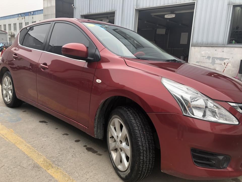 骐达tiida-购车总价 | 日产这车裸车10万，落地价12.8万，大多数日产车都比较贵，但是我买的这款性价比不仅高，而且车型我也喜欢
油耗 | 骐达这个车百公里市区内油耗是6点3左右，一般人们买车都看重车的耗油，这款车真的是比较适合我这种上班族开，这车我还没有跑过高速，也不知道耗油咋样，但是肯定低于市区。
内饰 | 这车内饰从我的图中都可以看出来，黑灰色的搭配，非常低调，而且车内的装饰我也比较喜欢，属于简单风。新车异味几乎没有，只是淡淡的味儿，异响目前还没有发现，无任何杂音
同级对比 | 其实刚开始看重