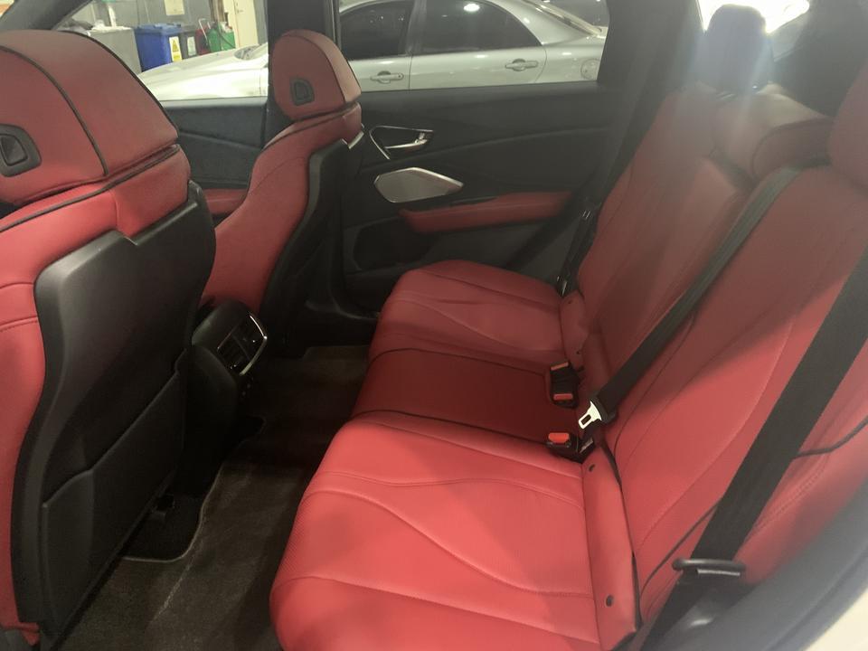 开了6年多的奥迪A4L，在19年突然萌发想换一辆SUV，先说说原车奥迪A4L吧，6年，除了坏了两个近光灯灯泡意外，质量堪称完美，甚至连异响都没有，唯一要吐槽的就是车内臭味，6年了，还是有味道。小朋友每次坐车都嫌车太臭，搞的实在尴尬.
再说说选车吧，豪华中型SUV，作为前奥迪车主也没有太多豪华品牌的情节，只看重车本身的产品力。欧系车大多有一个问题就是后排地板大鼓包，座椅靠背太直。所以基本放弃GLC，X3和Q5L。最终备选车型只有三个 中规普拉多，途锐和RDX（插一句其实这次购车预算是可以上浮到50多），无奈