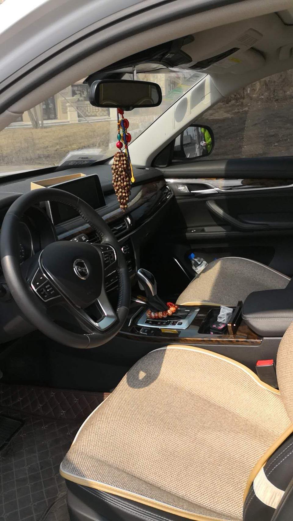 汉腾x7-这款车2.0t自动挡油耗百公里在11个油，很费油，尤其冬天将近13个油，买车听销售说省油，被欺骗了
动力很强劲，加速超车反应很快，起步也很快，不需要深踩油门就可以快速提速
这款车空间很大，乘坐空间很舒适，有很大的空余后排也一样，长途乘坐，不觉得累
内饰的做工很好，材质也很棒，中控台的设计很有个性，导航很漂亮，有自己的特点和个性
外观很大气漂亮大灯设计的很犀利，整车的延伸性感很好，轮毂很大，成熟稳重，非常喜欢它的外观设计
这款车的隔音性不好，车内的噪音很多，车外的风噪太噪都很大，尤其快速行驶时噪音