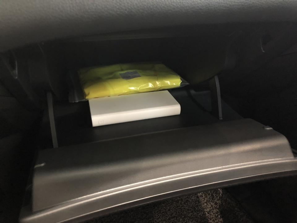 骐达tiida-购车总价 | 日产这车裸车10万，落地价12.8万，大多数日产车都比较贵，但是我买的这款性价比不仅高，而且车型我也喜欢
油耗 | 骐达这个车百公里市区内油耗是6点3左右，一般人们买车都看重车的耗油，这款车真的是比较适合我这种上班族开，这车我还没有跑过高速，也不知道耗油咋样，但是肯定低于市区。
内饰 | 这车内饰从我的图中都可以看出来，黑灰色的搭配，非常低调，而且车内的装饰我也比较喜欢，属于简单风。新车异味几乎没有，只是淡淡的味儿，异响目前还没有发现，无任何杂音
同级对比 | 其实刚开始看重