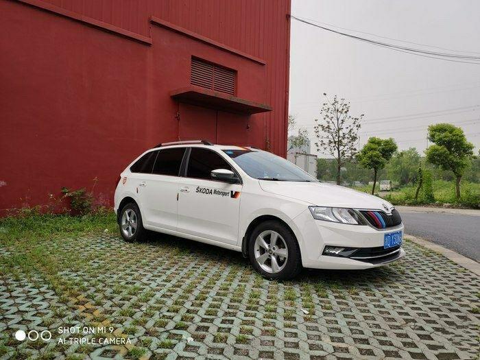购车总价 | 购车没啥优惠，落地9.6万，价格还可以，预算就是10万以下。
同级对比 | 这是我人生第一辆车，主要用来代步，价位10万左右，外观好看，配置够用就行。昕动这车我研究了很长时间，也对比了同级别车里桑塔纳，但是空间和动力，昕动更好一些，正合心意，就提车了。
驾驶体验 | 动力足够代步使用，也不强求太大的动力，毕竟是10万块的车，操控上这款车的车身较窄，窄巷窄路会方便，车身不长，掉头停车相对紧凑型轿车要方便，车子外形两侧是直线型的，不是弧形的，倒车停车侧方位看边线都方便。
空间 | 内部空间纵向在
