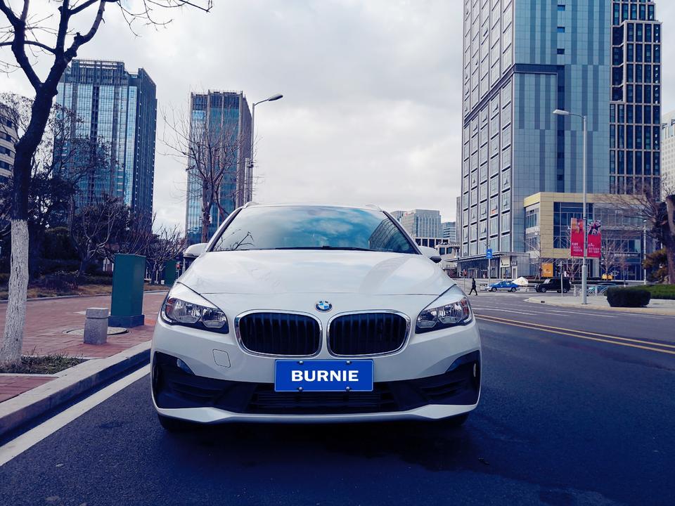 宝马2系多功能旅行车-白色是自己喜欢的颜色，干净低调；油耗市内开约10个，高速大约8个以下；空间宽敞，储物空间多且大；动力足够满足日常需要；基本配置齐全，应有功能都有；十分适合有孩家庭全家出游。对车子非常满意，希望车友们尤其是青岛的车友与我联系，多多交流！