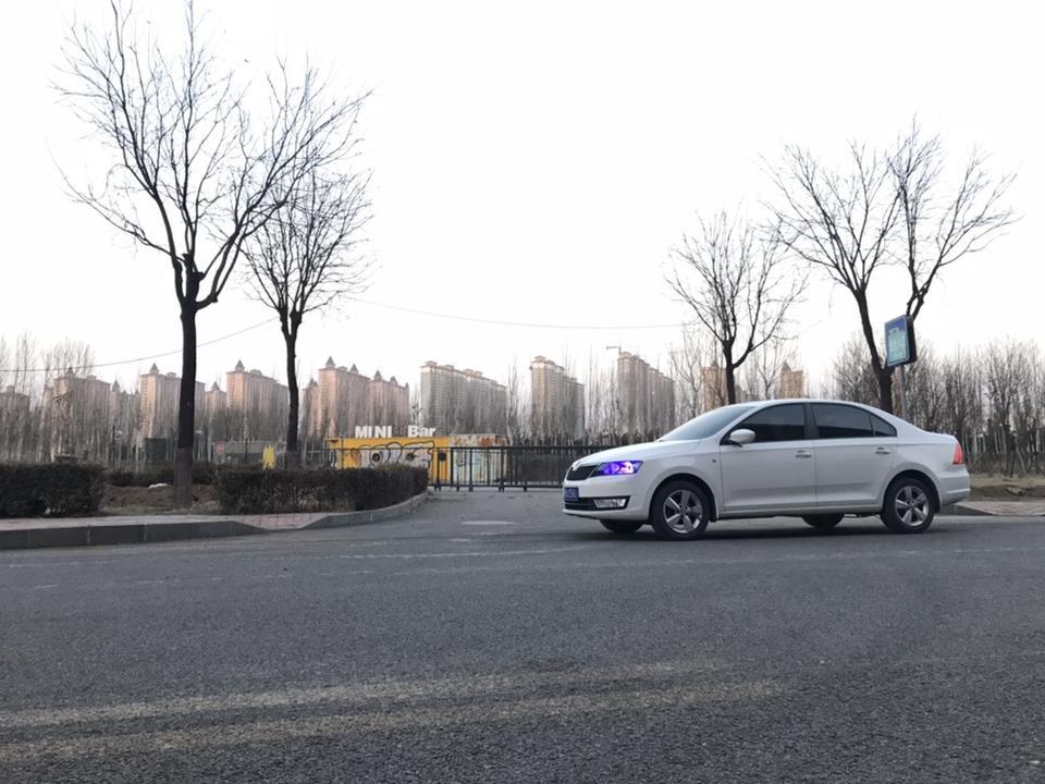 2013年购入斯柯达昕锐，当时看中他特立独行的一面，区别去其他vw车型的样子，却拥有vw的心脏
动力：动力方面1.4车型，动力够用，不要有飙车的心态是日常驾驶
作为家用车型，继承了大众传统，作为入门级的德行车型，对得起这个价格
#油耗满意 百公里五个油，可能与我驾驶习惯有关，整体来说相当省油，贴心家用车
#外观很漂亮 喜欢他的外观，双C尾灯，犀利的车身线条贯穿全车，特例独行不同于满大街的vw车型，走哪里都能吸引别人的眼光
#座椅空间够用 空间的话，足够用，前排还好，后排可以用很大来形容，乘坐感很好，很舒服
