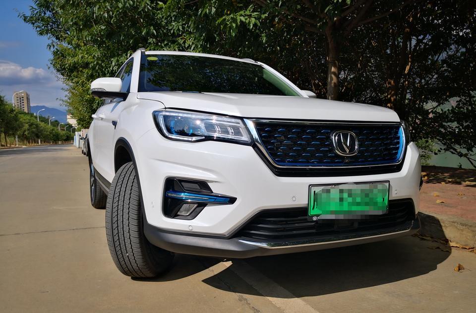 宝马5系-外观方面：CS75PHEV采用2018款全新CS75系列车型作为基础打造。车身长度达到4650mm，2700的轴距为整车提供了良好的操控性和乘坐舒适性。动力方面由于是在新款CS75平台上改造，换装了全新的变速系统和电驱系统，整车装备质量达到了2020kg，不过，得益于370KW的大功率，对加速和行驶没有丝毫压力。新车采用了全新的油电混动控制系统，再发动机和电驱系统切换时或者发动机介入工作时几乎无感，随之而来的是澎湃的动力输出。油耗方面综合油耗能控制在7L/百公里。综合电耗在5kwh/百公里。
 