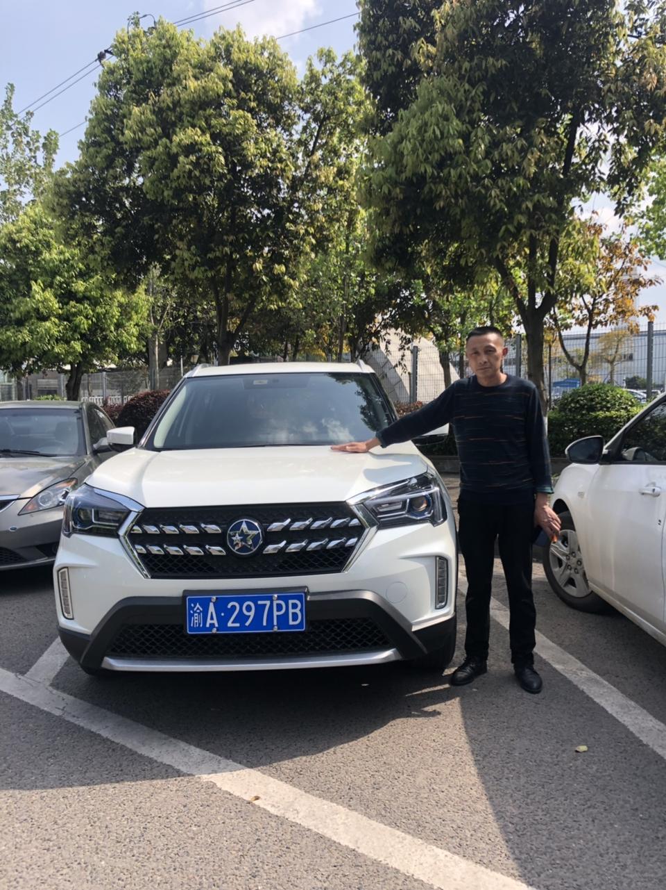 启辰t60-购车总价 | 这款车价格优惠不是特别大，裸车价格买成99800，保险这些第一年销售建议我买的100万的，全款下来116000，还送了5000元大礼包，不值得划算吗
油耗 | 小6的油耗还是挺不错的，现在才开几百公里，市区8.1，平时最低跑过6.8，但是还在磨合期，我想过了之后应该会降低吧
同级对比 | 起初看车的时候我还看了长安的35，那个车才出来没优惠，而且4S店销售有点拽，所以直接就pass，后面也看了吉利的车，吉利在这个价格也是卖的不错，配置也可以，但是之后看了小6后，被他的外观所折服，
