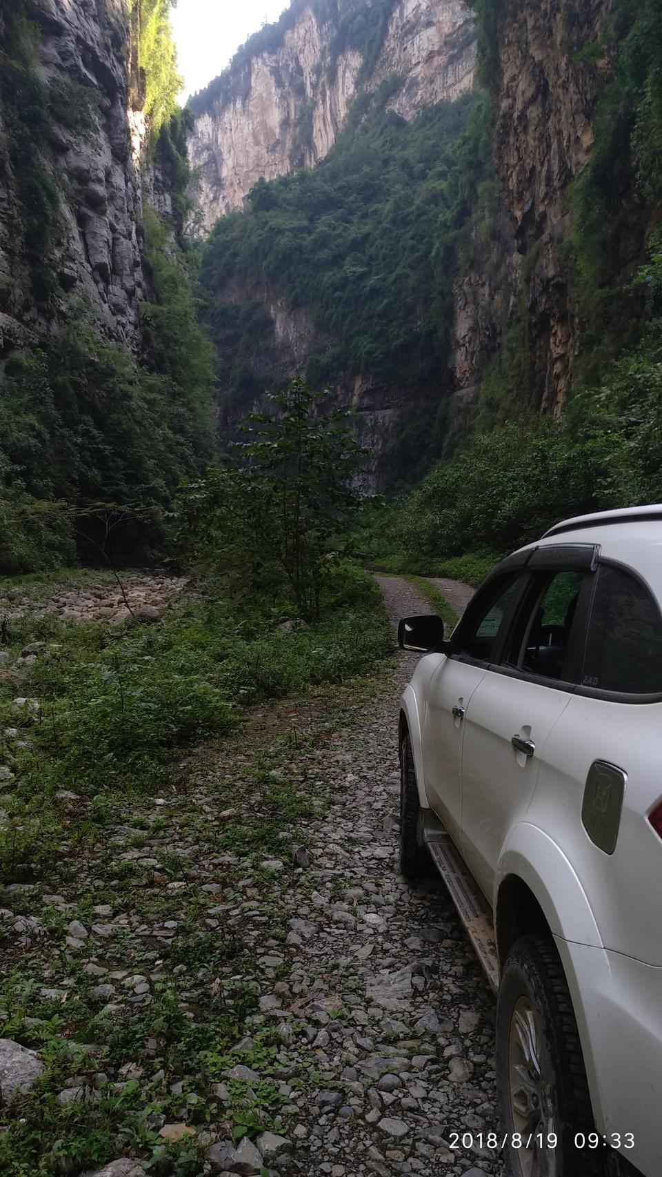 驭胜s350-购车总价 | 当时指导价17.28万 车展买的优惠了8000 什么都没送。
同级对比 | 在自主品牌中驭胜350的价格 算偏高的，但是三大件 成本在那里。福特技术的彪马柴油发动机 ZF的变速箱 逆向丰田奔跑者的地盘。
故障吐槽 | 人性化设计做的不好 前排储物空间太少 第二排空间不是很宽敞 后备箱又出奇的大。几万公里后 怠速抖动比较大 估计开惯了汽油车的人会受不了，天窗排水管堵过一次。方向盘容易歪，特别是越野过后 根治不了是通病。
空间 | 还行吧！就是第二排和后备箱的 空间分配不太合理。座