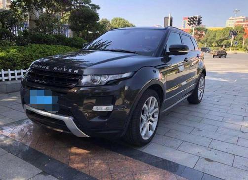 揽胜极光-裸车价格57万 落地价格 62万

其实当时买这台车之前是想买普拉多的，见到极光之后他优美的身段吸引了我决定放弃普拉多，普拉多虽然霸气但是外观老套。

市区内的油耗12L 长途10L

空间够用我的身高170头部还有20厘米的空间，全景大天窗兼职是比格满满，后备箱我可以一次装两个35L的行李箱够用。

内饰方面完全保持了路虎豪华皇家用车的风格，真皮，自动空调，定速巡航，电动后备箱，自动泊车入位等等所有豪华车有的功能他全有了。

我这台车的发动机2.0T是福特的发动机，但是动力充沛，随时踩油门随时