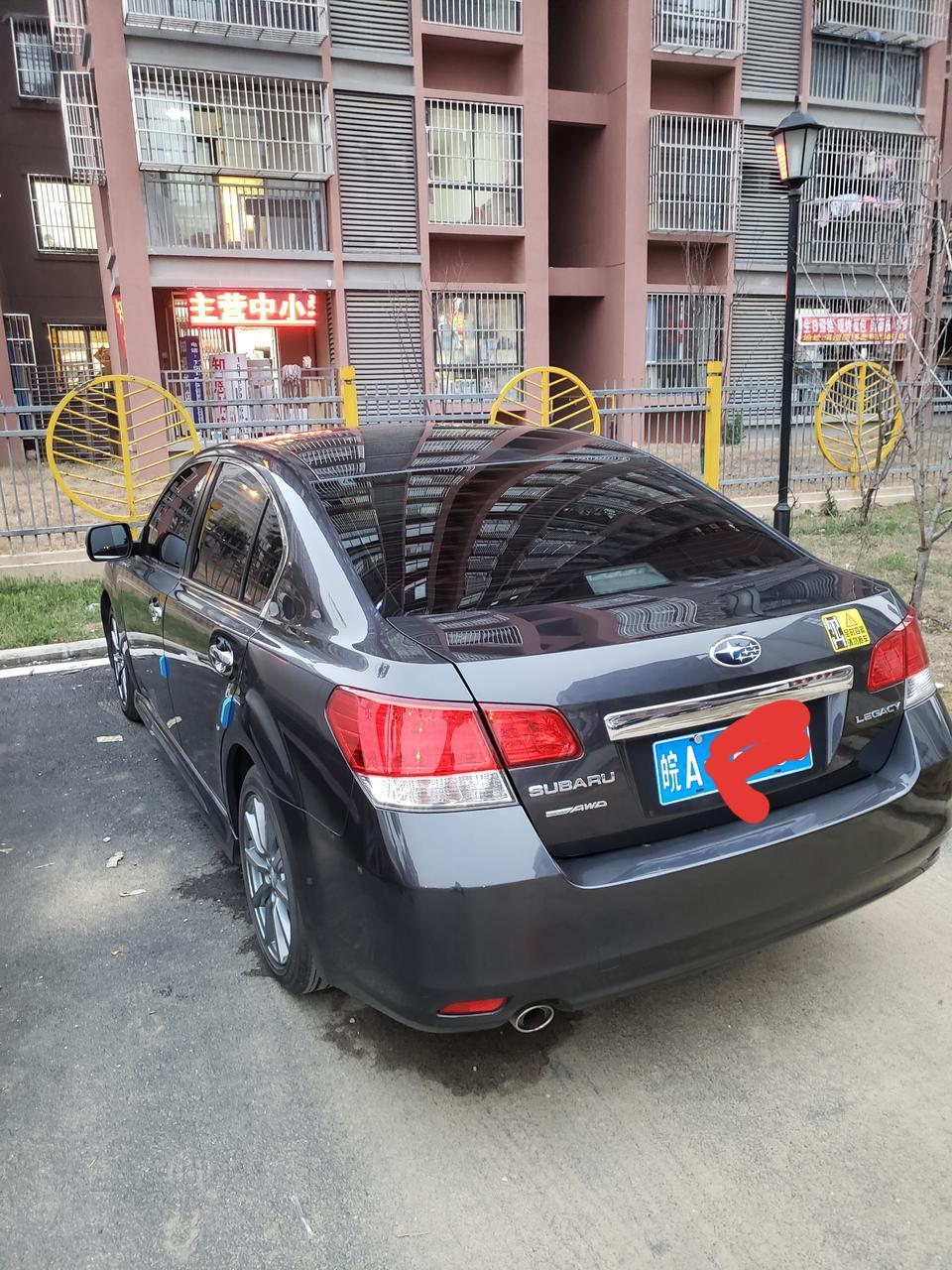 购车总价 | 因为是 二手车，价格就不透露了，09年12月份上牌10万公里。
同级对比 | 虽然是中型车，但是放到现在尺寸不大，比A+大一点，但是后排我180身高坐后面无压力，座椅真皮，软，很舒服。中间凸起没办法四驱都这样。老款了功能也多，后视镜折叠，换挡拨片，座椅加热，自动分区空调，主副电动座椅带记忆，无钥匙进入和启动，多功能方向盘，一建升降，电动手刹，倒车影像，放到2010年功能非常强大，放到现在也还够用了，毕竟是当年2.5自吸顶配。
故障吐槽 | 10年了无大修，只保养和更换损耗件，唯一的是方向十字