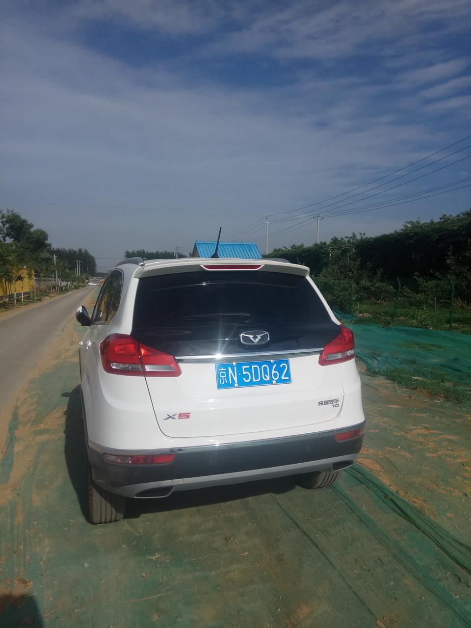 凯翼x5-爱车新买的，颜值超高，就是换标的瑞虎5，但是生产日期是18年5月的车，这点比较遗憾，快是库存车了，以后二手车保值也不行，品牌认知较低，但是现在国五换国六，打折力度较大，打折后裸车69900元，还算便宜，网上说产地芜湖更加疯狂低价。整体表现不错，外观大气，内饰干净整洁，动力1.5t，动力充沛，就是手动尊贵变成了小天窗，感觉有点坑！开了有一个月了，没啥大问题，就是偶然间发现座椅下生锈，但是个人觉得问题不大，还有一次行驶中，空调出风口方向按键失灵，不能变化！还有两次车辆起步会听到异响，类似于刹车盘松手