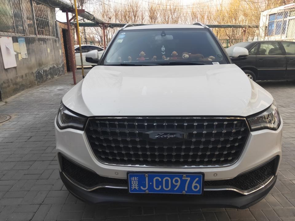 众泰T700的外观非常的大气，符合我们年轻人追求时尚的审美观，这车的颜值实在是太给力了，不管从哪个角度看，都非常的完美。这款车的内饰也很厚道，大多数地方都是软质的材料，内饰设计的也很精致，做工也快达到合资车的水准了。这车油耗大约得10个多点，平时市里跑的多点。这车还有个优点就是配置高，可以用逆天来形容，可以说这是最吸引配置控的地方了。这车缺点就是尺寸太大了，停个车很费劲，再就是小毛病多点，售后去的次数也多。