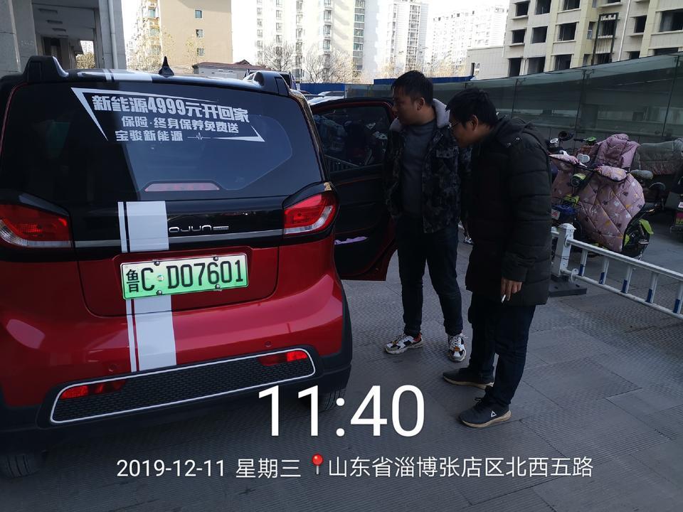 宝骏e100-我是去年七月入手的小E，把之前汽油车卖了，当然了也是因为六年的老车了，没啥用处，还费油，决定买这个，别说，就是便宜，每公里六分钱，车身轻巧，想停哪停哪，虽说两座，要的就是这个小，就是一个人上下班代步。
刚开始还比较在意，试了几次续航，这个不敢开，那个不敢用的（怕费电），开了十天半月就无所谓了，不就是开开空调吗，再怎么着不能委屈自己啊，大概续航里程在230公里左右吧。
到了冬天有点过分了，开暖风，损耗有点高，单位到家不到20公里吧，充满电，续航在180公里左右，想想也行了，无非就是原来一周充一