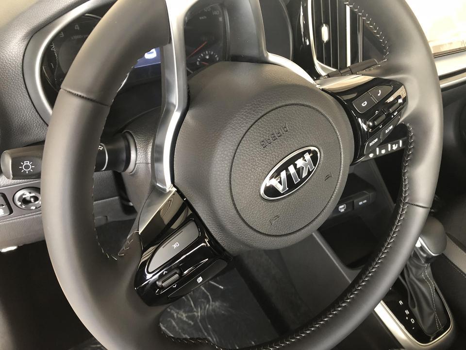 购车总价 | 购车总价9.3万裸车7.9万，赠送行车记录仪和脚垫，行车记录仪也就值二百块钱吧，像素不太好，凑合着用。
同级对比 | 同车型对比过MG明爵zs，这车给我的感觉挺大的，就是价格略微的高一点，如果价位稍微低一点的话，可能会选择他了，无奈最终选择了奕跑。
空间 | 奕跑空间不太大，不过对于我来说已经够用了，其实它的后备箱空间挺大的，特别是装两个大皮箱的一点问题都没有，而且它的后排空间也可以，乘坐两个成年人绰绰有余。
驾驶体验 | 这车开了有几个月了，驾驶感觉挺好的，特别是在高速上，虽然车子很小会可