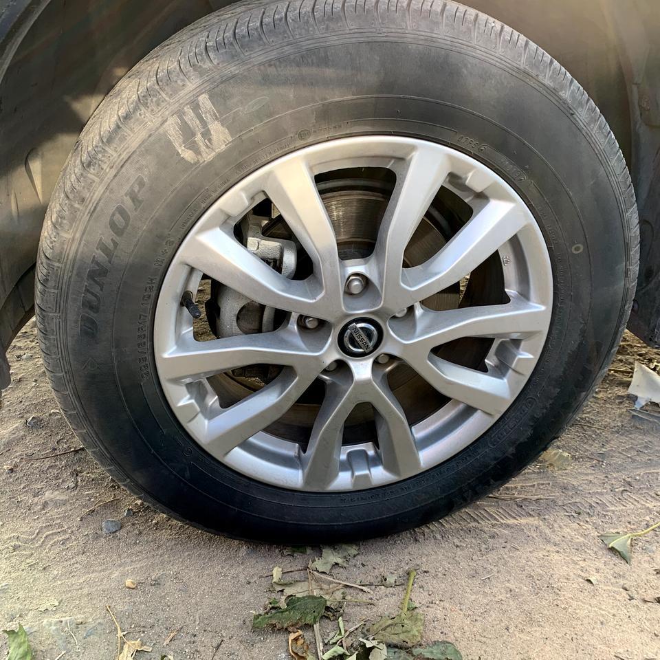 奇骏-奇峻前轮右打死转弯的时候被大车挂了，轮胎被撞歪了 
去四轮定位后4s店建议换减震，其他店都说没事，但是总感觉这个轮胎还有点偏差，跑直线多少也有点偏，但是不是太严重
下车把方向盘打正看着这个前轮往里偏，不知道是不是奇峻的车都是这个情况，还是需要换里面的零件才能解决这个问题