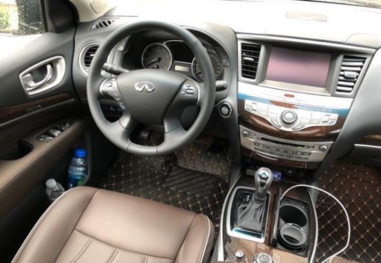 英菲尼迪qx60-同级对比 | 买之前考虑过奔驰E300和宝马5，这俩车空间都还不错，但不是SUV，自己还是想换辆SUV开开。
购车总价 | 北京裸车44万，落地49万。
驾驶体验 | 混合动力开起来很省油，机械增压特别给力。悬架很软，对于颠簸路面的过滤很好，尤其是那种细小颠簸。
油耗 | 这车最好的一点就是可以吃92的油，目前的油耗在11个，这个尺寸的车，能跑出这个油耗很欣慰了。
