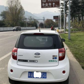 购车总价 | 陕西西安，购车总价6.55万。
同级对比 | 考虑了很久想买奇瑞eq1，但是试驾效果不是很理想，内饰不是我喜欢的风格，隔音效果也不是特别好，最后就买了江淮iEV6E。
空间 | 车内空间就那么大点，我身材不大，坐着还算合适，后排坐人那就很尴尬了。
颜值 | 整车的外观设计处处透露着新能源车型的感觉，前脸的充电口，车尾的EV标志，跟油车完全不一样的设计方向。
