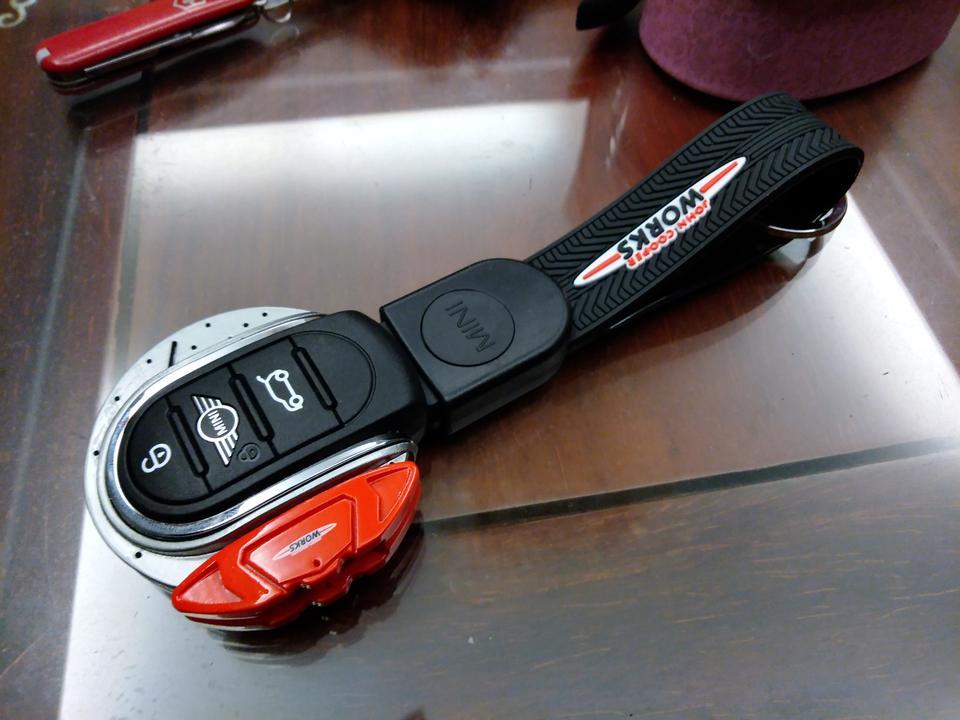 mini jcw-30万到40万这个区间内最能干的车型；在海外接触了旧款COOPERS之后就成了MINI的粉丝：小身材大能耐，动力充沛又好听，随时随地充满了乐趣的驾驶（颠簸）体验以及比起你脸上的笑容根本不算上钱的油费。JCW则是将这一切，除了实用以外，无限次地扩大到进去驾驶20分钟就会忘记一日内所有的烦恼。比起其他小钢炮JCW的确性能不行，但是整体车辆，引擎，声浪，变速箱和方向盘的反馈能让你时时刻刻体验着只属于驾驶者的乐趣。缺点也有，电子助力转向系统给你的回馈比起第一代的液压助力真的少了不少实际的路感，但