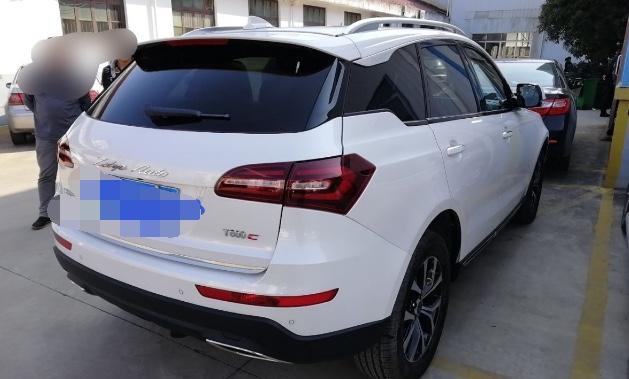 众泰t600 coupe-购车总价 | 一共花了13万大洋，包括购置税不到一万，还有保险五千多，基本谢谢杂七杂八全加起来也就这样了
同级对比 | 对比了一下长安75感觉外观不如众泰好看，虽然都说众泰高仿比较多，但是十来万能体验几十万得感觉它的配置很吸引我。外观也很满意，比较沉稳、大气。皮面座椅很舒服，设计也比较人性化。而且首付低，刚工作不久的我好接受点。还送了保养卡，服务不错。
故障吐槽 | 动力输出不够平顺，细节部分做得不过够好，内饰用料有点粗糙。
空间 | 前排和后排空间都没得说，前排还可以调节，后排