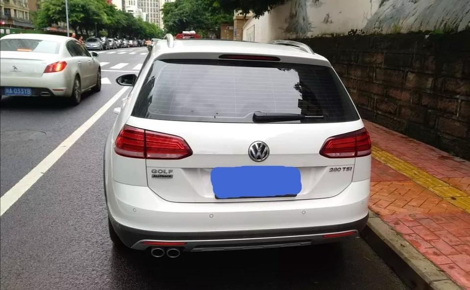 内饰 | 内饰保持大众一贯的风格，整体布局没有大的变动，安全配置一应俱全，这点值得点赞，座椅是布制的，我是比较喜欢的，布座椅比较透气。
油耗 | 现在还在磨合期，油耗8.2L/100km，这个数值挺友好，磨合期过后再看看油耗。
驾驶体验 | 之前听车友说动力后期跟不上，我开了一个月，觉得完全没有动力跟不上的情况，方向盘操控起来顺手，转弯的时候没有虚位，1.8T加上双离合，够用了。
空间 | 后备箱装三四个行李箱都够，乘坐空间一家四口绝对坐的妥妥的，一点也不拥挤。
购车总价 | 裸车购买价16.07万，落地