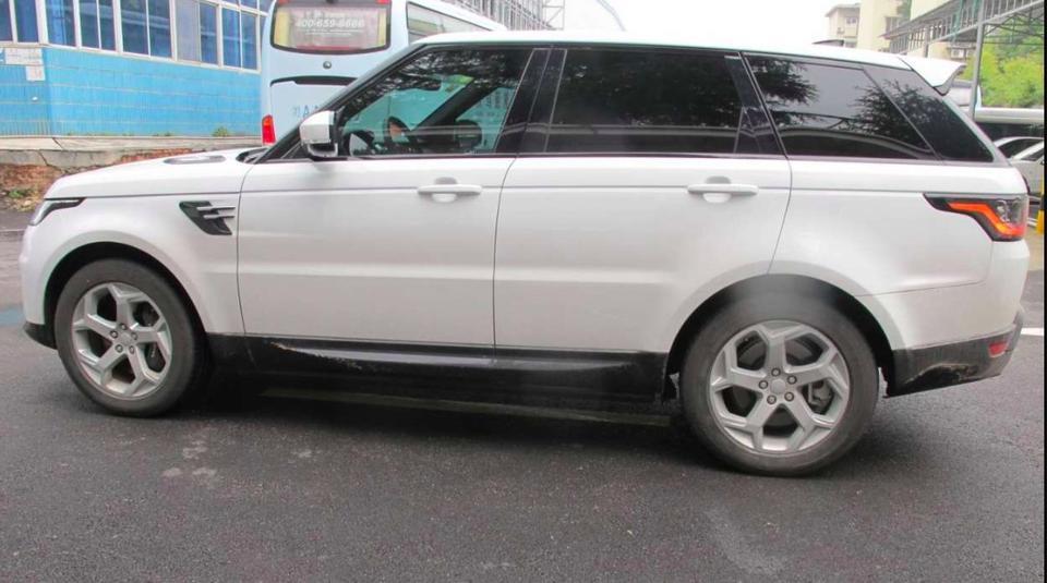 cayenne-裸车价格：83.2万元落地价格：92.5万#同级PK：看了许多车，X5啊、卡宴啊、S90啊，最终还是被揽运征服 ，每个男人都渴望拥有一辆路虎，情怀啊，加上想尝试新事物，所以选了新能源#外观满意：威武霸气得很，硬朗中还带着点时尚，总归不是死板的车，而且开出去真的挺有面子。#内饰豪华：豪华感十足，这确实没得说，那三块屏科技效果杠杠的，可惜缺点就是指纹收集器。另外，全地形反馈系统的升降设计也是仪表感满满，很喜欢。#空间很大：空间很大，毕竟体积摆在那里，俺媳妇的话说就像在开船，哈哈#油耗基本满意：