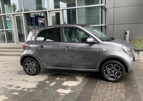 smart forfour-同级对比 | 我一开始的想买Polo呢，但是空间太小了，配置也不是很高，最终选择了这款车。
购车总价 | 我买的时候裸车价是12.28万，全款落地价是13.69万。
油耗 | 这个我觉得还是很不错的，我平时开车的话，平均油耗在9个左右。
内饰 | 内饰我是很喜欢的，都是很可爱型的，超级喜欢。还有一点就是内饰的手感也是特别好的。

