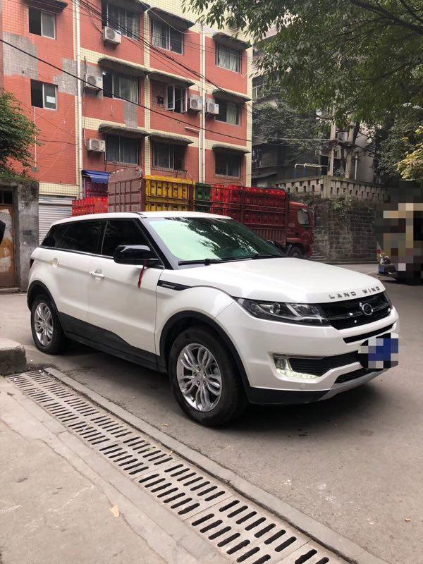 陆风x7劲越-我是在2017年9月提的这辆X7,裸车13万左右,落地14万。买车时对比了哈弗h6,咨询了一下车友会里同开h6的朋友,发现有些小问题美中不足,去看车时,被这辆X7的全景天窗深深吸引住了,对比配置,我选择了X7,到现在两万公里,车况很好,很满意。
#油耗满意 提车到现在一年多了，油耗方面挺满意的，市区跑有点费油，高速上就轻松很多了，大概8个到9个油，油耗控制还是可以的。
#外观满意 陆风X7让人越开越喜欢，回头率很高，前脸非常时尚，前嘴也非常硬朗，车尾线条很流畅，很漂亮。
#乘坐空间宽敞 外面