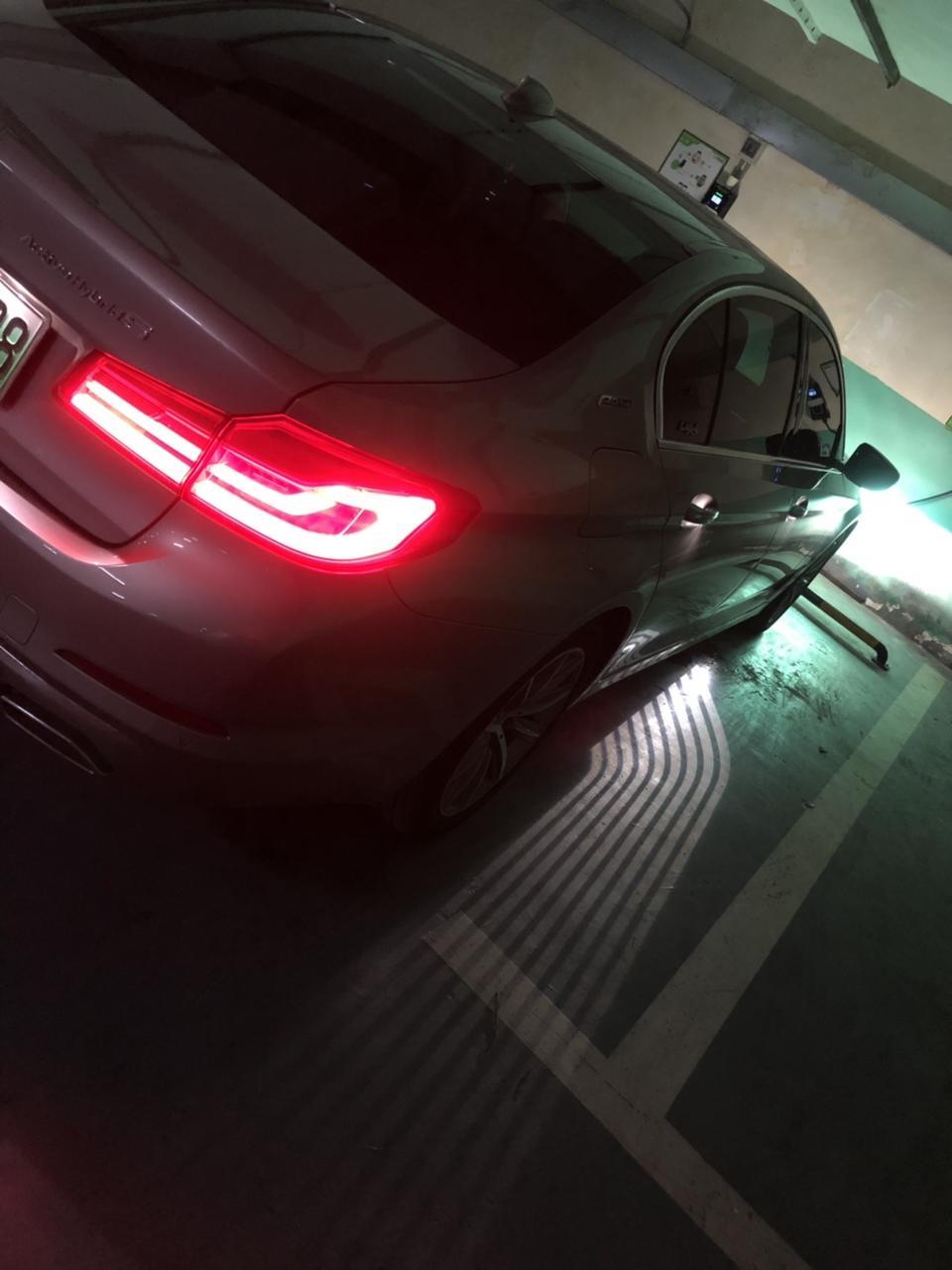 奥迪a6l phev-购车总价 | 裸车价格50万，落地价格62万，加装宝华韦健音响，HUD，后排多媒体。
同级对比 | 看了奥迪A6L新能源满最终后备箱太小，家里有小孩就不考虑了
故障吐槽 | 发动机故障灯跳出来过2次，第一次是需要系统升级，免费，第二次是进气格栅的风门坏了，3年质保期间免费，不然要1万多，吓我的买了3年的 延保2万不到
保养维护 | 小保养1700左右，性价比还可以，能接受，据说大保养光一个空气滤芯就要800不到，略贵。 因为买了延保后期只能在4S店保养
驾驶体验 | 最喜欢SPORT