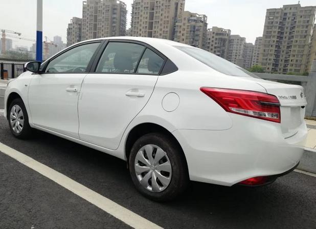 yaris l 致享-购车总价 | 裸车价格9.28万元，比原价优惠了0.3万元，购置税，保险等等，大概花费了1.5万元，整车的落地价不到11万
同级对比 | 同级别我对比的是大众的polo，觉得polo的空间没有致享的大，而且外观上致享更好看，所以购买了致享
故障吐槽 | 我这款车刚提回来不到一个月的时间，暂时没有发现有任何的故障毛病，丰田的车质量很好，后期估计问题也比较少
空间 | 家用来说，空间还是比较足够的，正常的驾驶后排的乘坐都没有什么问题，同级别里他的空间也是比较大的，腿部空间跟头部空间都比较