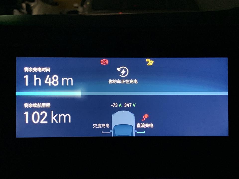 蔚来es8-说说ES8吧，首先整体上对这个车持肯定态度，只是在车辆的整体性调教上确实比较新，技术上积累不够。(ps 下文讲得都是创始版)

先说空间，这车的优势里空间是最值得说的。
空间上堪比GL8，这个车7座的空间可以用巨大来形容，在第二排调整适当的情况下，第三排的舒适型远高于Model X。只是家用的话，7座车第二排和第三排间的交流变得很困难，家用6座非常合适，所以可以期待下这个车的6座版本。这个车的副驾驶(蔚来号称女王副驾)，真的设计得太棒了，几乎出门是大家争抢的一个座位，推托，角托，以及由于没有手