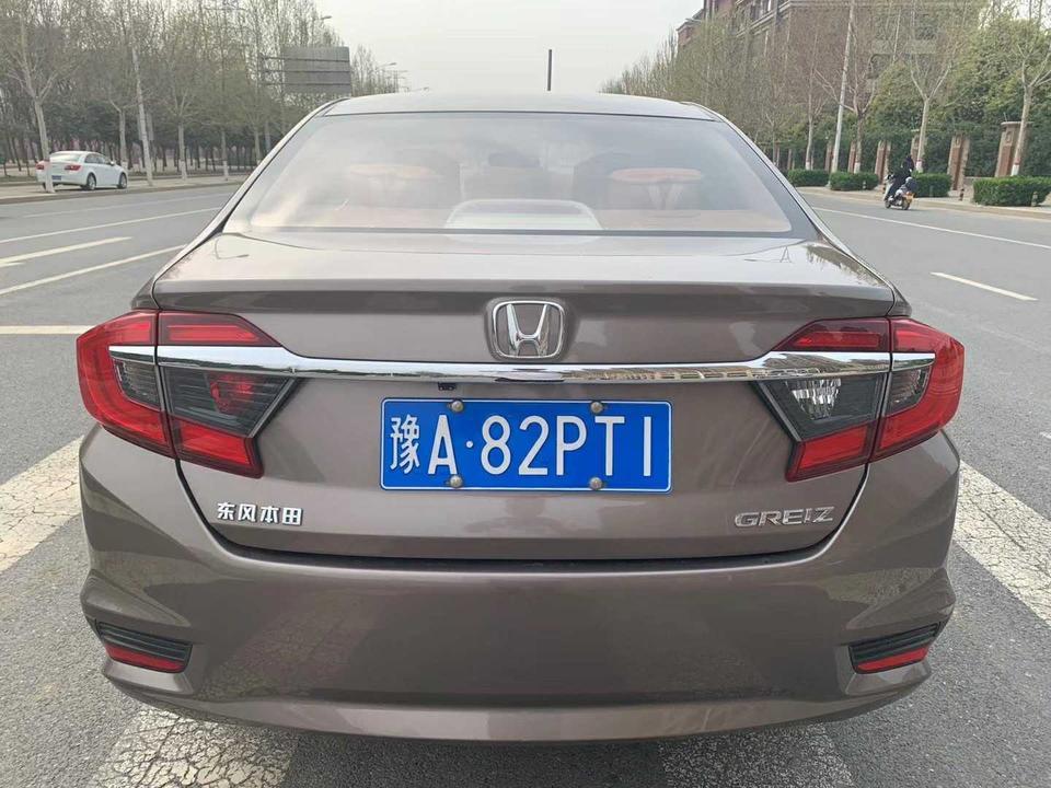 哥瑞-购车总价 | 当时买这辆车的时候的指导价是8.98万，店家给优惠了5000，上路总共差不多十万。这个价格对于我来说还是可以承受的。
同级对比 | 买车的时候和长安15车进行了对比，感觉这个车的性能稍微好一些，价格方面虽然稍微高一些，但是觉得贵一点有保障。
故障吐槽 | 感觉车子的配置比较简单，开车的时候噪音比较大，隔音效果不是很好，后排座椅没有安全拉手。就是胎噪声音比较大。
空间 | 空间还是可以的，后排座椅空间是够用的，后备箱的空间对于我来说也是够用的，买这辆车主要是省油，所以感觉还不错。
驾驶体