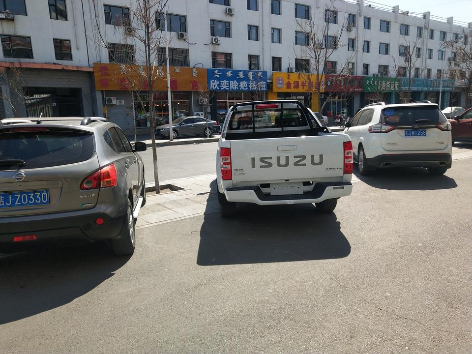 逍客-购车总价 | 算下来10万多一些吧加装了前网 侧踏 中控屏
同级对比 | 对比的风骏五  虽然贵一些  但是看着好看
故障吐槽 | 故障至今还没有  才跑3000左右
空间 | 空间很惊喜  身高193体重196斤 很够用  后排座椅太直了  跑长途坐后排应该会累
驾驶体验 | 体验还不错  毕竟价位在这  风噪 发动机声音速度快的话声音特别大  悬架偏硬 毕竟是拉货的正常  拉点东西就舒服了  方向盘指向还行吧  刹车挺紧的  怀疑跟鼓刹有关系
内饰 | 毕竟价位便宜  内饰我也不挑  但是副驾驶