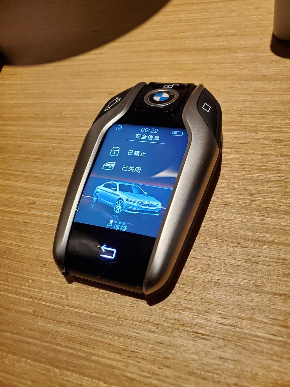 宝马5系-本来刚提车时候就想写，后面想着开一阵再写真实点。
今天投诉了客服，觉得挺郁闷的，这事一会细说。9.28订车上海，先锋裸车46。选了hud，舒适，香氛。约48.5。12.24提车。
先说优点，大部分你能想到的都有，操控，乘坐，配置，做工等。作为一个免购置税送牌照的车，把这些去掉也就是大约35。35的燃油车有几个比这个更均衡的呢，好像不多。
说下缺点，也就是今天投诉相关的，电池。我是67的，冬天上车开空调，30左右，减半不止。30公里纯电什么概念自己体会吧，食之无味弃之可惜。充电巨慢，充这个标称67
