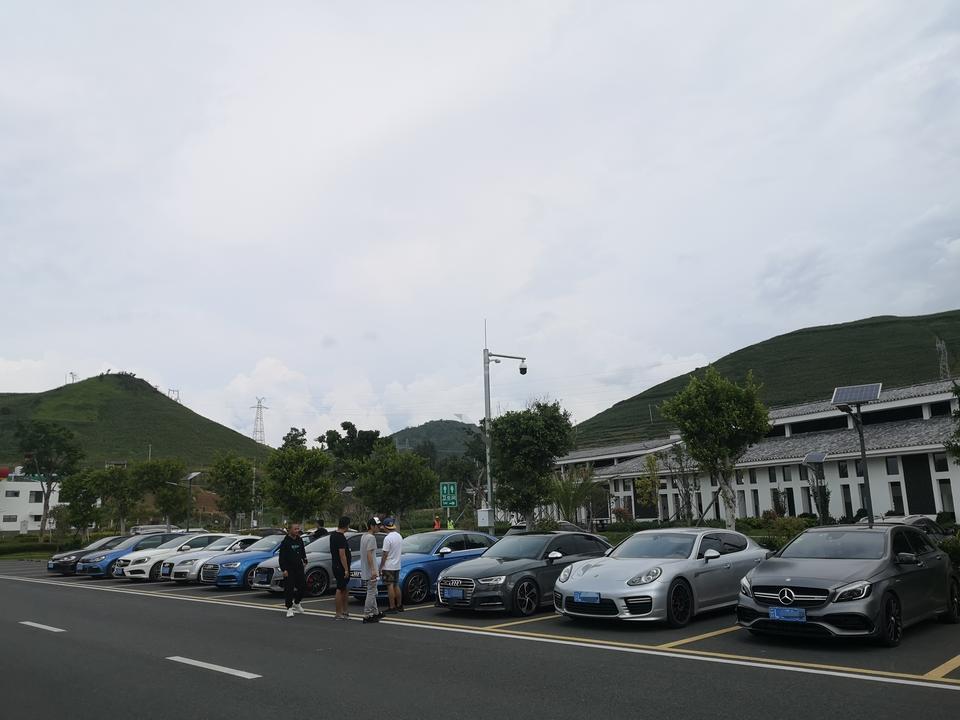 奔驰a级amg(进口)-长期综合油耗12个，所在地不算太堵。
堵车及低速行驶时候变速箱像泡屎，顿挫较大，跑起来以后变速箱又异常的反应快，可能是为跑而生。
悬挂坚硬无比 ，不要考虑舒适性。
涡轮迟滞明显，但涡轮介入后381匹，源源不断。
16款开始原厂排气，做得非常非常好，没有改装必要，已经非常炸裂，买这个车一定要选择套件版。
