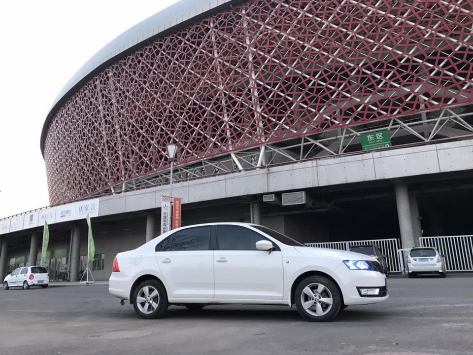 2013年购入斯柯达昕锐，当时看中他特立独行的一面，区别去其他vw车型的样子，却拥有vw的心脏
动力：动力方面1.4车型，动力够用，不要有飙车的心态是日常驾驶
作为家用车型，继承了大众传统，作为入门级的德行车型，对得起这个价格
#油耗满意 百公里五个油，可能与我驾驶习惯有关，整体来说相当省油，贴心家用车
#外观很漂亮 喜欢他的外观，双C尾灯，犀利的车身线条贯穿全车，特例独行不同于满大街的vw车型，走哪里都能吸引别人的眼光
#座椅空间够用 空间的话，足够用，前排还好，后排可以用很大来形容，乘坐感很好，很舒服