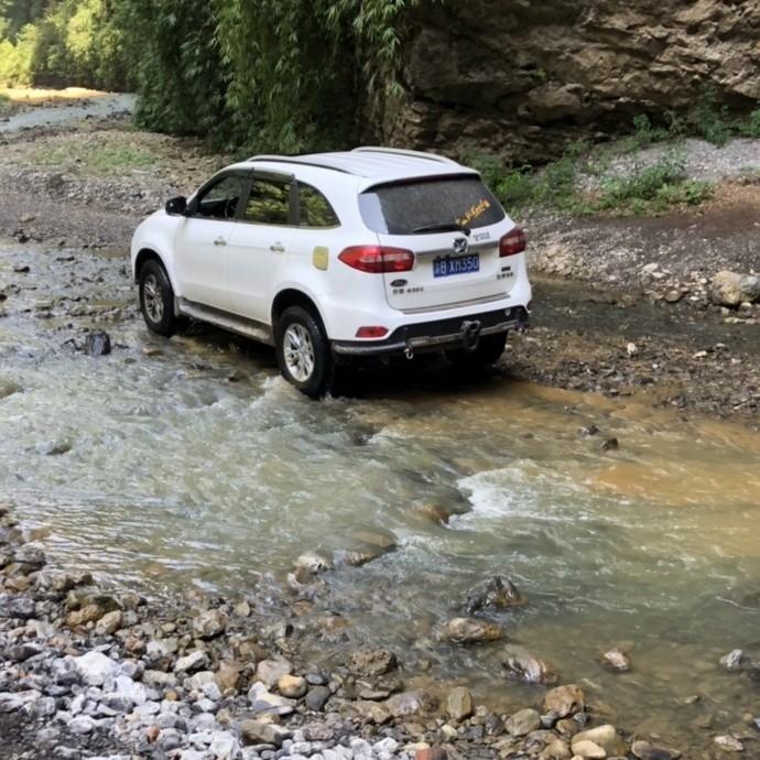 驭胜s350-购车总价 | 当时指导价17.28万 车展买的优惠了8000 什么都没送。
同级对比 | 在自主品牌中驭胜350的价格 算偏高的，但是三大件 成本在那里。福特技术的彪马柴油发动机 ZF的变速箱 逆向丰田奔跑者的地盘。
故障吐槽 | 人性化设计做的不好 前排储物空间太少 第二排空间不是很宽敞 后备箱又出奇的大。几万公里后 怠速抖动比较大 估计开惯了汽油车的人会受不了，天窗排水管堵过一次。方向盘容易歪，特别是越野过后 根治不了是通病。
空间 | 还行吧！就是第二排和后备箱的 空间分配不太合理。座