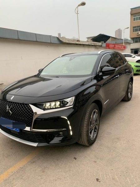 ds 7-颜值 | 最满意的当然是 ds7的外观了，完全符合了我对美的定义，犀利的前脸，酷酷的大灯，还有车内带有仪式感的氛围灯，很是满足了都，包裹式座椅也是很舒服了。高端大气的既视感，车子的线条超级吸引人，这也是这车回头率很高的原因，开出去很拉风，很满意了都。
空间 | 车内前排空间对于个人来说完全是足够的，后排空间也非常大，坐三个人是没有问题的，但最好的状态还是坐两个人，后备箱感觉有点小，并不能放很多东西，车扶手的位置能放挺多东西的。
油耗 | 毕竟是新提的车子，特别还是在城市开车，不仅拥堵还要开空调，
