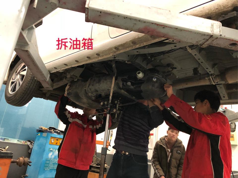 郑州日产NV200的驾驶感受还是不错的，不比同价位的一些轿车差，在我试驾了NV200和同价位的同类型的其他车后决定购置一辆NV200。NV200给我的感觉是底盘很整，容易上手而且灵活，可NV200的配置实在是太低了，随后改影响，买坐套，脚垫，胎压监测，行车记录仪，手工缝制方向盘套，档杆套，地板革，太阳膜，轮胎升级。正准备从深圳发大包围时发现一个我不能忍受的问题，在等红灯刹车时能听到咕隆.……咕隆响，就开始找原因泡论坛，车友圈热心车主说可能是油箱内部隔板或者是碳罐脱落油吸偏造成的，在19年2月28号首保时去