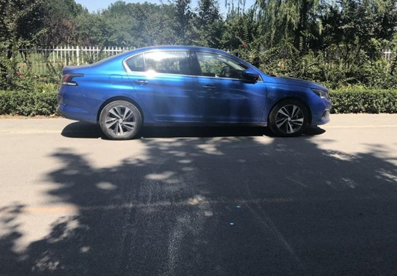 购车总价 | 标致408买的时候裸车价是13.4万，优惠力度我觉得挺好的，这个价格我也能够接受。
同级对比 | 之前考虑过思域，不过老婆本身不太喜欢，之后看了408，老婆觉得很不错，我自己也觉得它的外观挺不错的，动力也很好，就选择了408。
驾驶体验 | 驾驶的舒适性十分的不错，皮质的座椅很软，坐起来很舒服，避震做得也很不错，过减速带震动感也不强，它的隔音做得也很不错，高速上风噪也不大。
颜值 | 外观的风格我觉得十分的运动，整辆车看上去也是十分的时尚大气，并且尾灯的亮度也非常不错。
内饰 | 内饰我自我