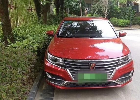 购车总价 | 这一款混动车裸车价格很14.8万，落地价是16.5万
故障吐槽 | 这一款轿车刚开始我还没有发现有什么问题，但是近来我妻子说这车胎噪声音怎么这么大。我仔细听了一下确实是这样，之前我还没有发现。
颜值 | 没买车之前，我就和我老婆商量咱不买黑的白的，买个别致一点儿的颜色，我老婆同意了，然后千挑万选选中了这款荣威的红色车。外观非常漂亮，红色也很正，而且油漆很亮。内饰设计也非常精致，应有尽有，配件齐全。
续航 | 它的充电速度还不错，大约5个小时左右就满了，而且续航时间也较长，百公里耗电达到12点
