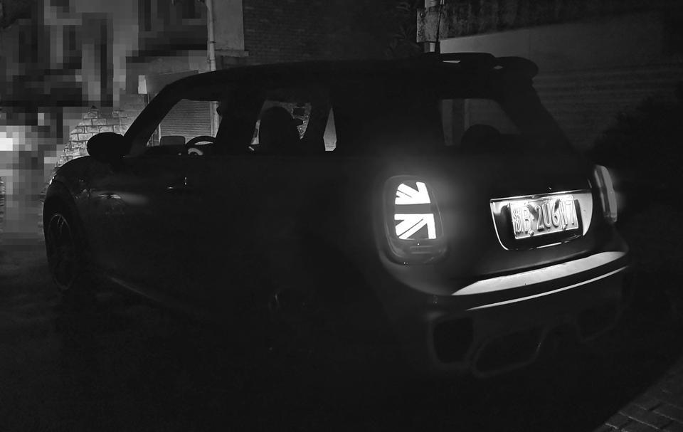 mini jcw-30万到40万这个区间内最能干的车型；在海外接触了旧款COOPERS之后就成了MINI的粉丝：小身材大能耐，动力充沛又好听，随时随地充满了乐趣的驾驶（颠簸）体验以及比起你脸上的笑容根本不算上钱的油费。JCW则是将这一切，除了实用以外，无限次地扩大到进去驾驶20分钟就会忘记一日内所有的烦恼。比起其他小钢炮JCW的确性能不行，但是整体车辆，引擎，声浪，变速箱和方向盘的反馈能让你时时刻刻体验着只属于驾驶者的乐趣。缺点也有，电子助力转向系统给你的回馈比起第一代的液压助力真的少了不少实际的路感，但